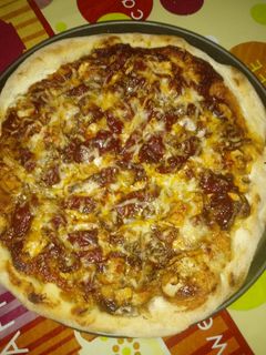 Una foto de Pizza de pollo y champiñones a la barbacoa con un toque picante