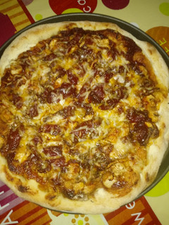 Una foto de Pizza de pollo y champiñones a la barbacoa con un toque picante