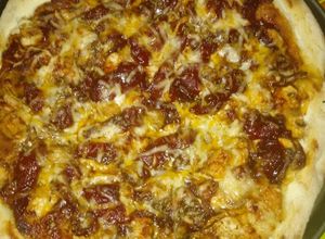 Foto principal de Pizza de pollo y champiñones a la barbacoa con un toque picante