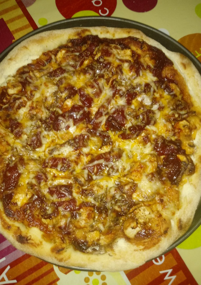 Una foto de Pizza de pollo y champiñones a la barbacoa con un toque picante