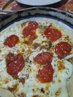 Una foto de Pizza con cherry asados