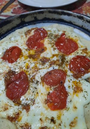 Una foto de Pizza con cherry asados