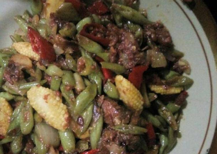 Proses Menyiapkan Tumis buncis jagung mix kornet yang enak