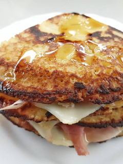 Una foto de Pancakes de arroz y mandarina con jamón y queso