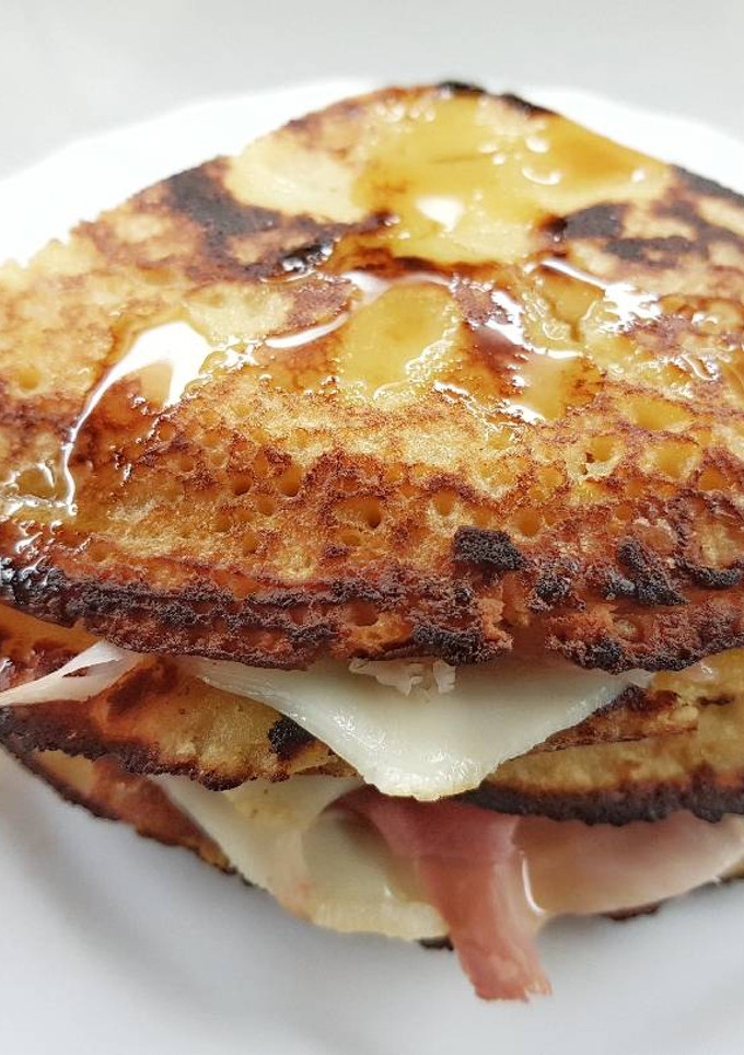 Una foto de Pancakes de arroz y mandarina con jamón y queso