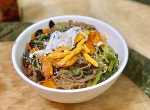 Hình của món Miến trộn Hàn Quốc.