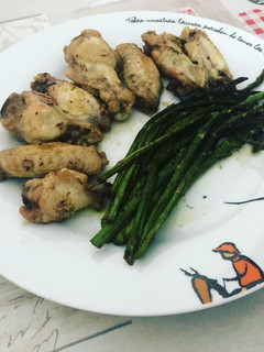 Una foto de Alitas de pollo con espárragos salteados