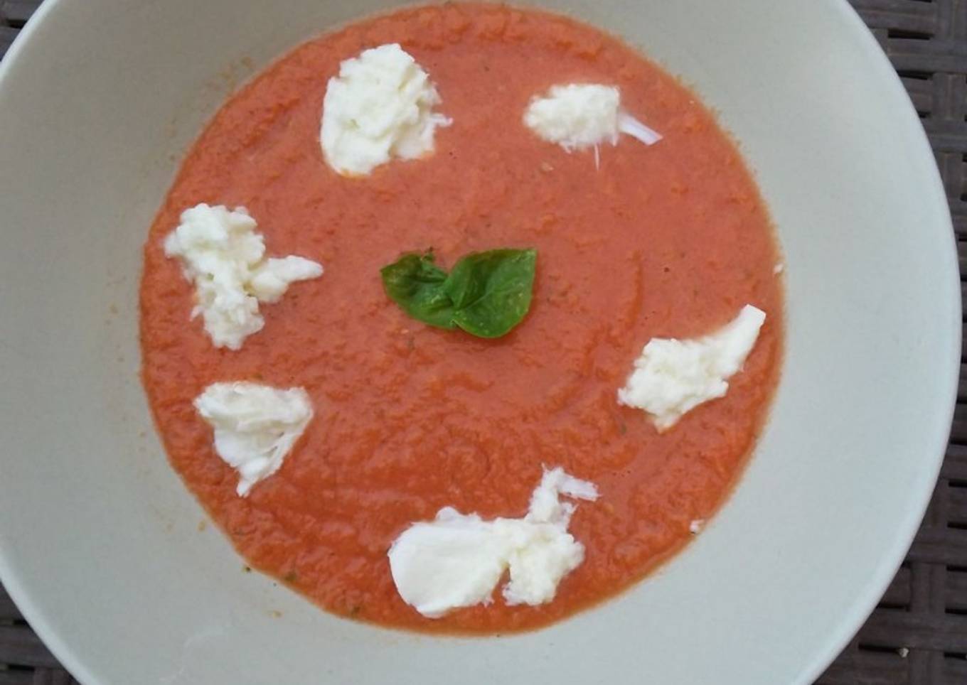 Sopa fría de tomate con albahaca