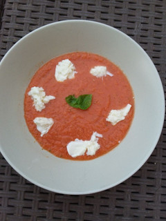 Una foto de 🍅Gazpacho con albahaca🌿 y mozzarella 🧀🇮🇹