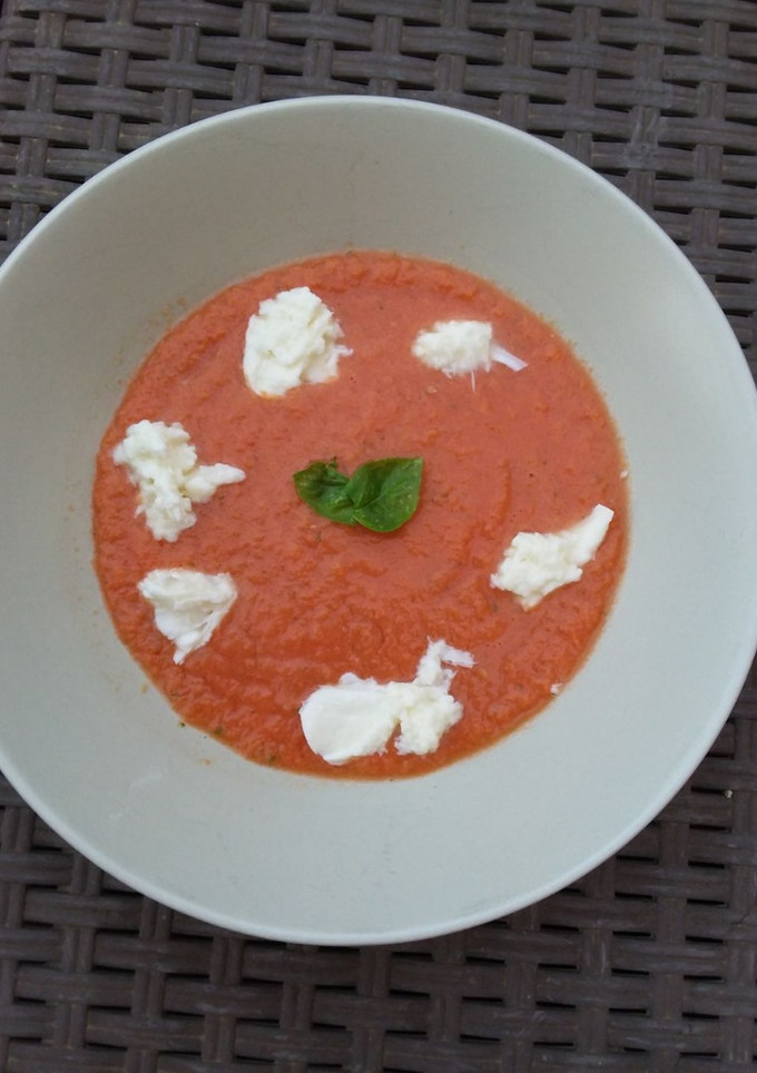 Una foto de 🍅Gazpacho con albahaca🌿 y mozzarella 🧀🇮🇹