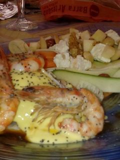 Una foto de Lomos de Merluza con salsa de mango y ensalada de calabacín