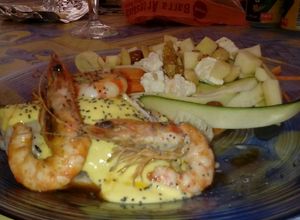 Una foto de Lomos de Merluza con salsa de mango y ensalada de calabacín