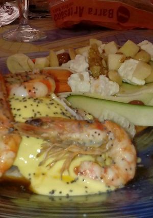 Una foto de Lomos de Merluza con salsa de mango y ensalada de calabacín