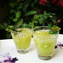 A picture of Kiwi Mojitos.