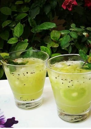 A picture of Kiwi Mojitos.