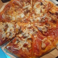 A picture of Leftover chicken roast Pizza.