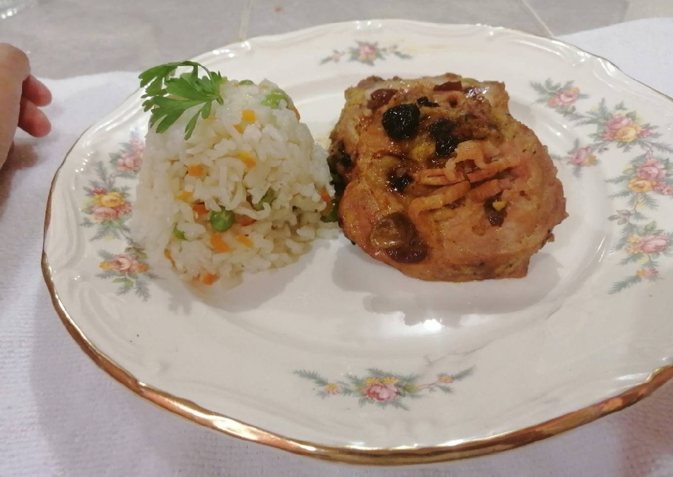 Lomo de cerdo sellado y relleno con arroz a la jardinera