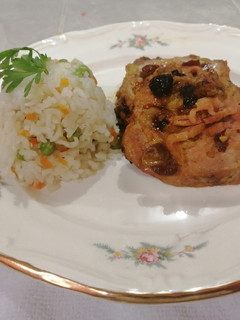 Una foto de Lomo de cerdo sellado y relleno con arroz a la jardinera