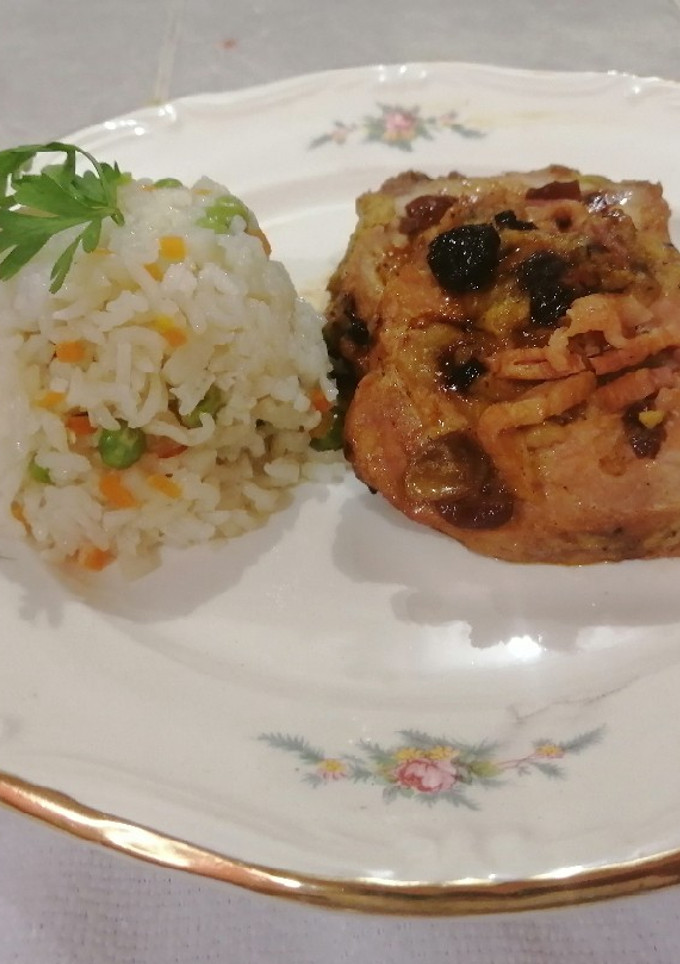 Una foto de Lomo de cerdo sellado y relleno con arroz a la jardinera