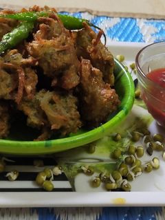 पोष्टीक मुग पकोडे (moong pakode recipe in marathi) रेसिपी चे मुख्य फोटो