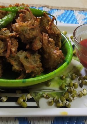 पोष्टीक मुग पकोडे (moong pakode recipe in marathi) रेसिपी चे मुख्य फोटो 