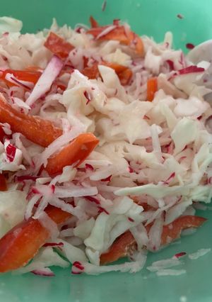 Una foto de Ensalada de col, rábano y pimiento