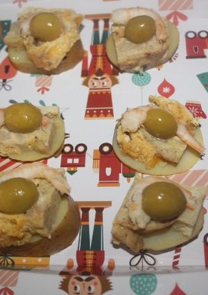 Una foto de Patatas cocidas con sobras de tortilla y gambas