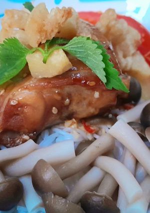 Hình của món Bún trộn gà nướng tóp mỡ.