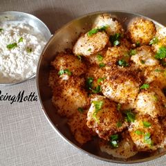 A picture of Neem Podi Idlis (Curry Leaves Chutney Idlis).