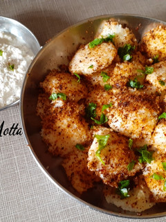 A picture of Neem Podi Idlis (Curry Leaves Chutney Idlis).