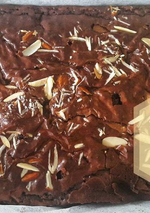 Foto resep Fudge Brownie with Almond and Lindt Chocolate toppings