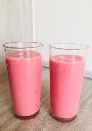 Una foto de Batido de fresas con plátano 🍓🍌