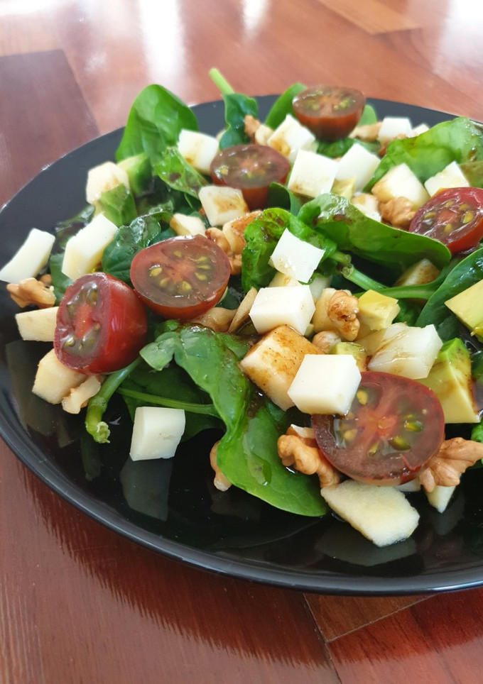 Una foto de Ensalada de espinacas con vinagreta balsámica de miel