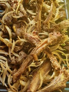 Una foto de Chuletas de cordero a la plancha con cebolla marinada