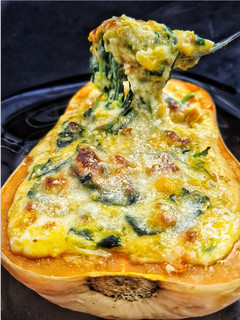 Una foto de Calabaza asada rellena con crema de espinaca