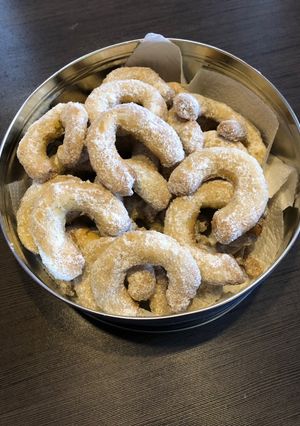 Zdjęcie przepisu Księżyce z migdałami i orzechami laskowymi.