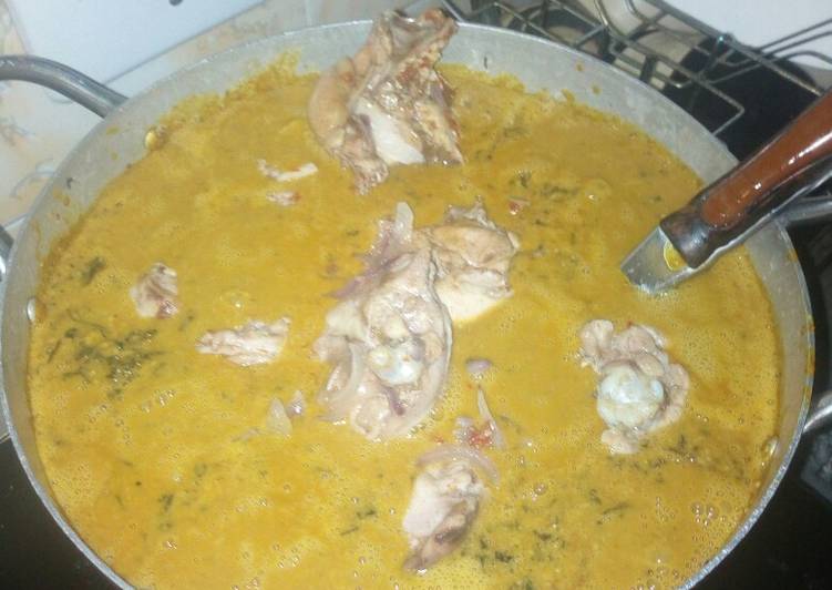 Groundnut soup with chicken