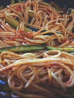 Una foto de Espaguetis con calabacín y tomate