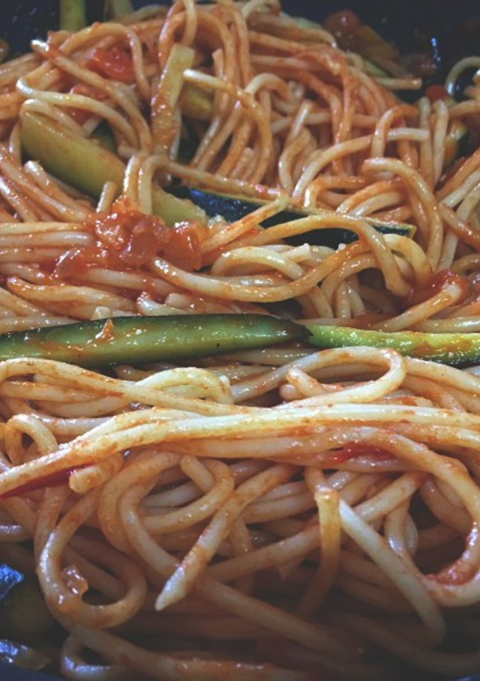 Una foto de Espaguetis con calabacín y tomate