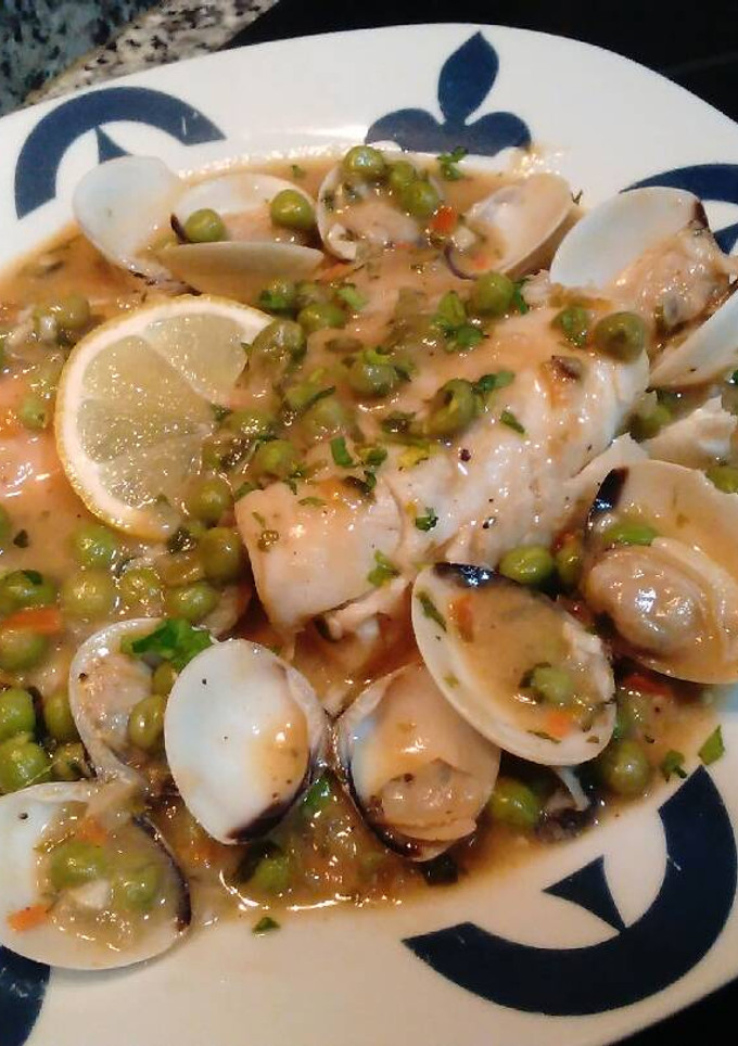Una foto de Merluza y salmón en salsa verde