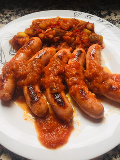 Una foto de Salchichas con pisto