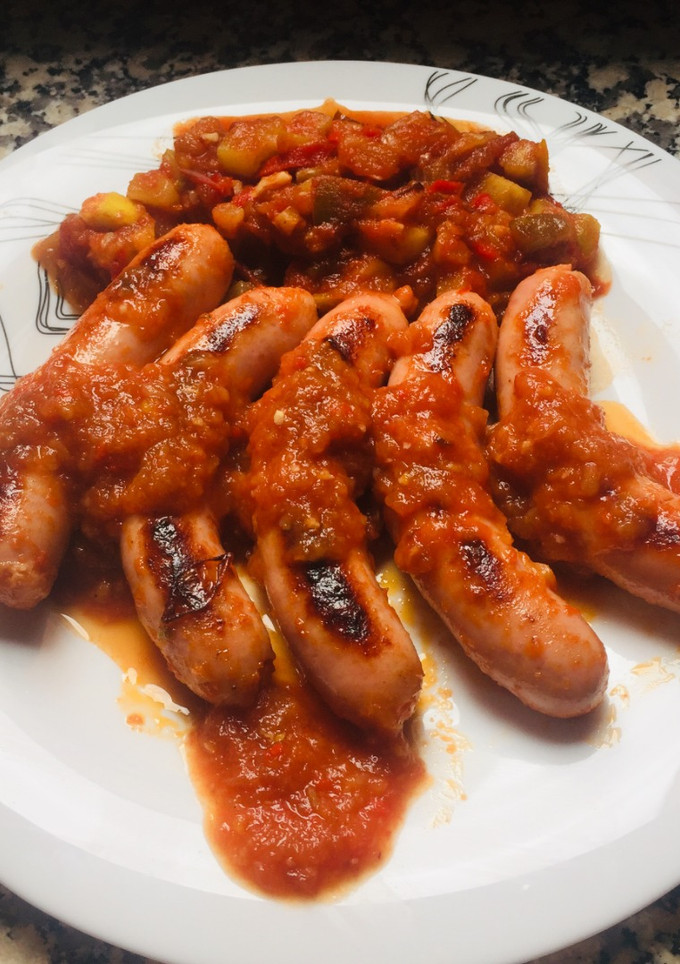 Una foto de Salchichas con pisto