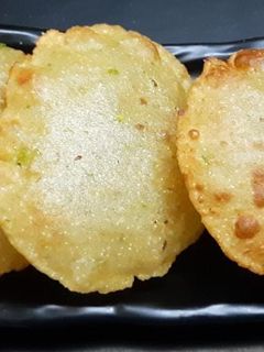 क्रिस्पी मटार बटाटा पुरी (Crispy matar batata puri recipe in marathi) रेसिपी चे मुख्य फोटो