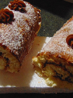 Una foto de Arrollado de coco con dulce de leche