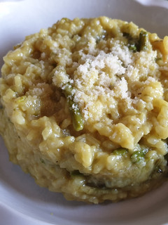 Una foto de Risotto de espárragos verdes y gambas (en Thermomix)