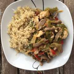 Una foto de Carne salteada con verduras y quinoa