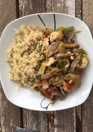 Una foto de Carne salteada con verduras y quinoa
