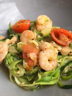 Una foto de Espaguetis de calabacín con salmón y gambas