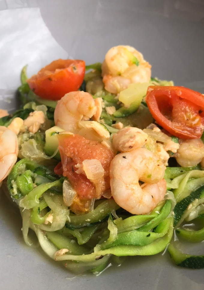Una foto de Espaguetis de calabacín con salmón y gambas