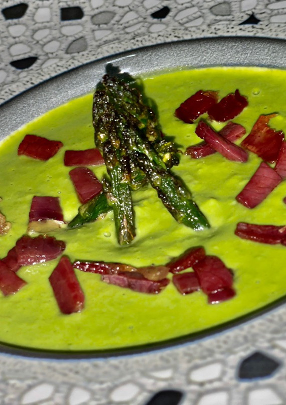 Una foto de Crema de guisantes y espárragos